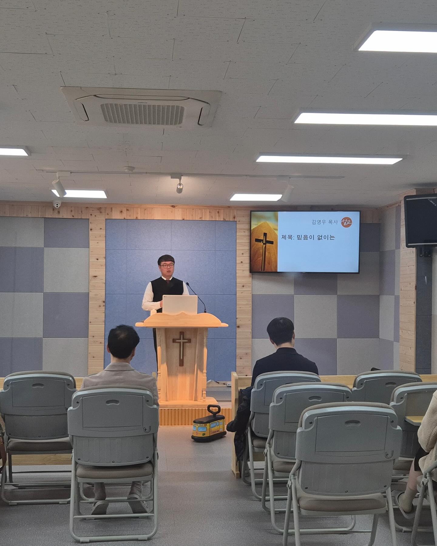 3월 23일 주일예배.
꽃 좋아하니까 교회에 꽃이 있어요.🥰