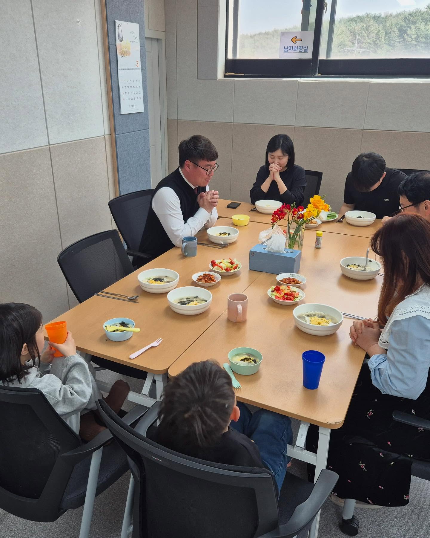 3월 23일 주일예배.
꽃 좋아하니까 교회에 꽃이 있어요.🥰