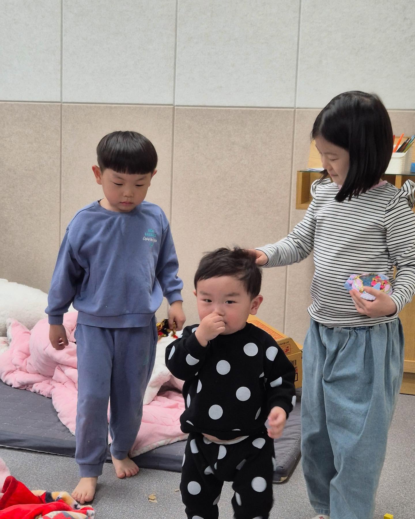 3월 23일 주일예배.
꽃 좋아하니까 교회에 꽃이 있어요.🥰